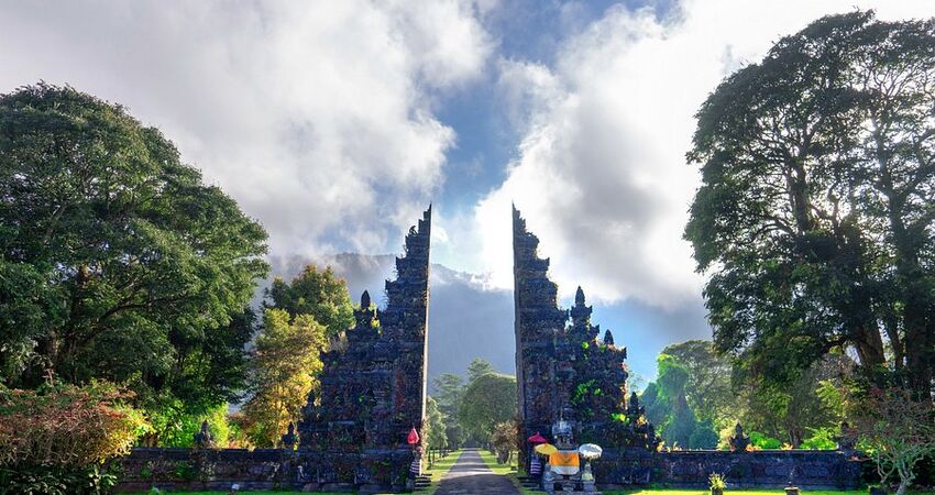 Tropikal Adalar:  Bali (4gece) – Singapur (1gece)